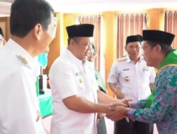 Lepas 34 Calon Jamaah Haji, Bupati Ruksamin Berikan Bantuan Transportasi Lokal.
