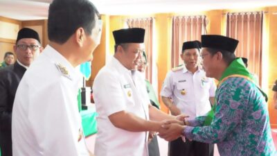 Lepas 34 Calon Jamaah Haji, Bupati Ruksamin Berikan Bantuan Transportasi Lokal.