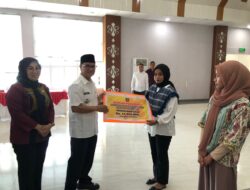 Bupati Konsel Serahkan Bantuan Pendidikan ke 478 Mahasiswa