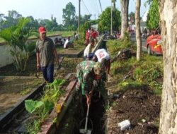 Minggu Bersih, Babinsa Kelurahan Tanggung Ajak Warga Gotong Royong Bersihkan Lingkungan