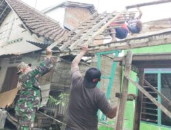 Peduli, Babinsa Beserta Masyarakat Kepanjenkidul Gotong Royong Perbaiki Atap Rumah Warga