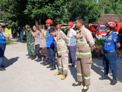 Gerak Cepat Tiga Pilar Kelurahan Garum Bersama Warga Padamkan Kebakaran Rumah di Kebonsari