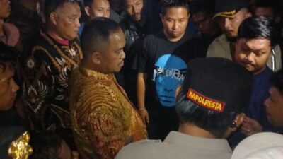 Ratusan Massa Aksi kepung rujab Gubernur sultra di malam hari, meminta pembebasan 80 mahasiswa di jakarta