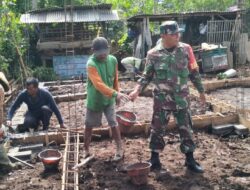 Wujud Kemanunggalan TNI-Rakyat, Babinsa Bakung Turun Langsung Bantu Warga