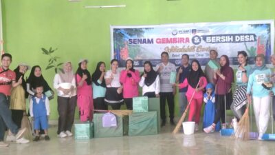 Ketgam : HO PT. GAP M.Kasan, Kades Watumbohoti Rahman, S.Pd dan warga foto bersama usai pemberian bibit mangga dan door prize