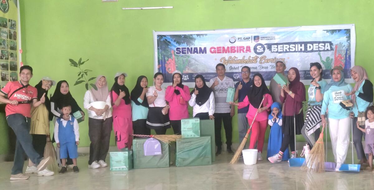 Ketgam : HO PT. GAP M.Kasan, Kades Watumbohoti Rahman, S.Pd dan warga foto bersama usai pemberian bibit mangga dan door prize